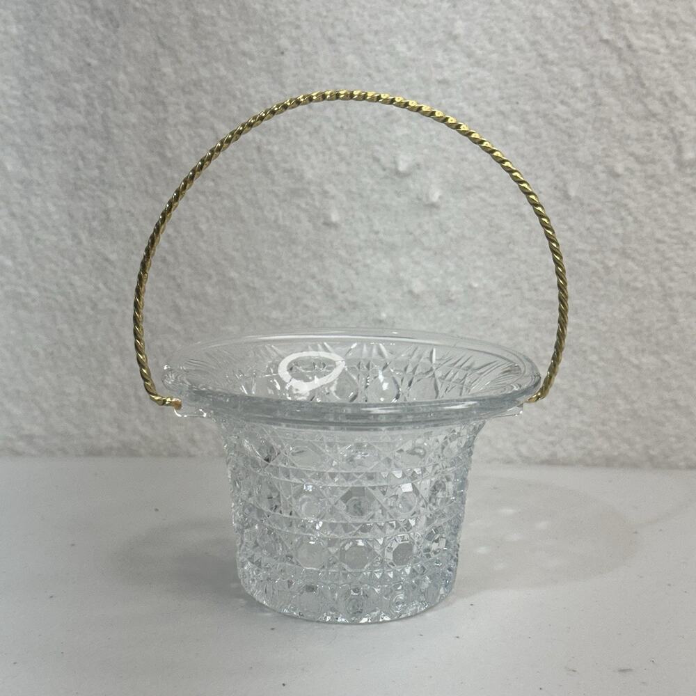 VTG Avon Fostoria Daisy & Button Pattern Mini Basket Candle Holder 6 1/4"